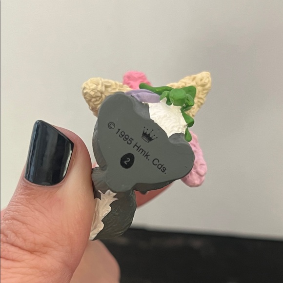 Hallmark 1996 Garden Club Skunk with Colorful Flowers Ornament - Picture 6 of 7